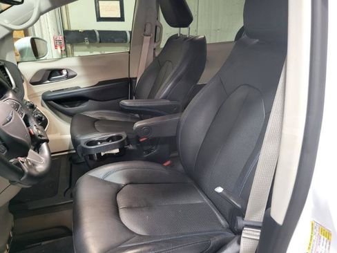 Used 2021 Chrysler Pacifica Touring-L w/ Premium & Safety Sphere Group FWD image 7