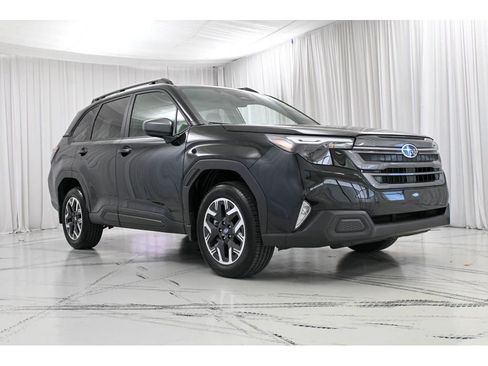 Used 2025 Subaru Forester Premium image 2