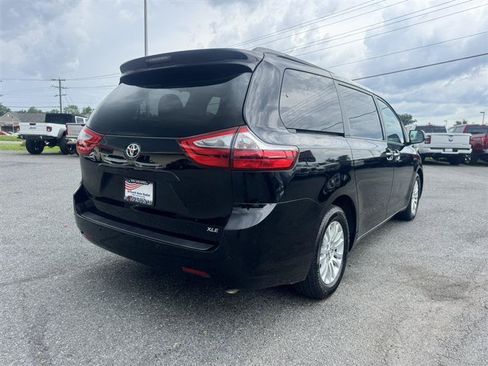 Used 2017 Toyota Sienna XLE Premium FWD image 5