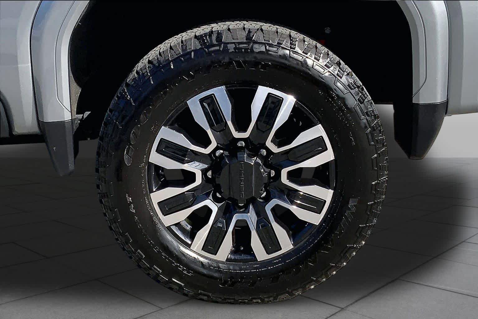 Used 2024 GMC Sierra 2500 Denali Ultimate w/ Max Trailering Package AWD/4WD image 11