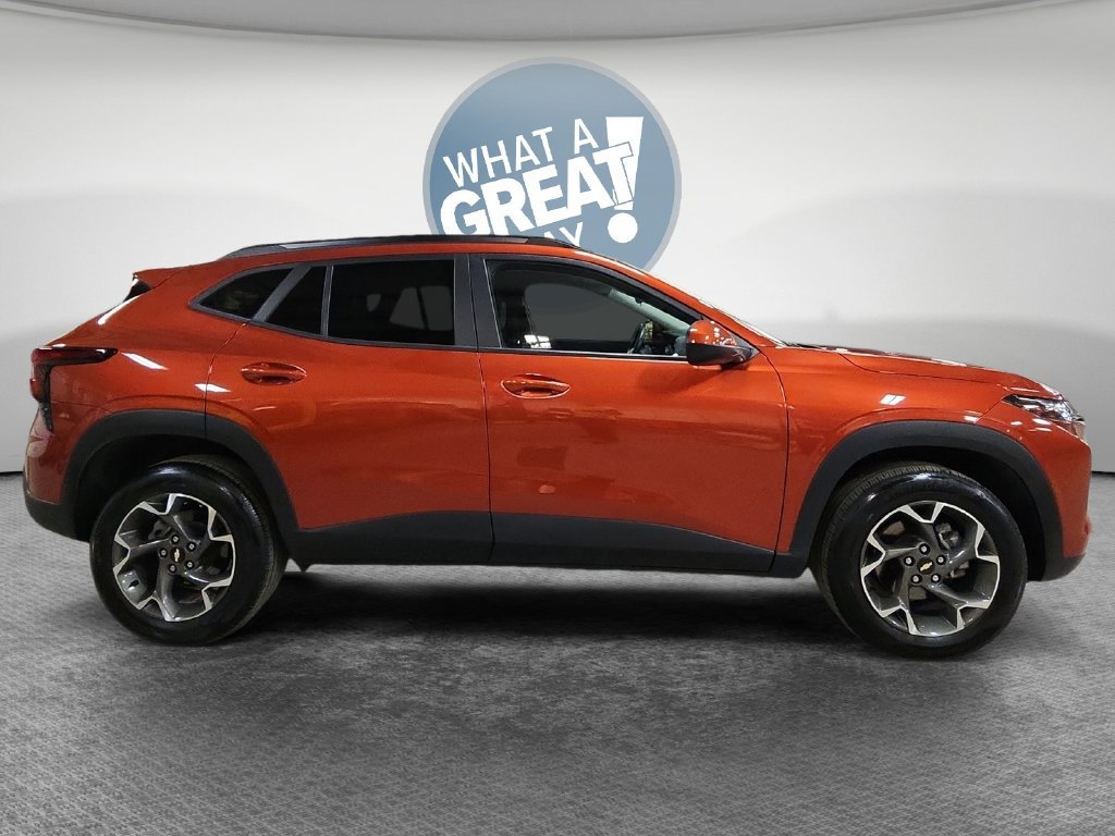 Used 2024 Chevrolet Trax LT w/ Driver Confidence Package FWD image 2