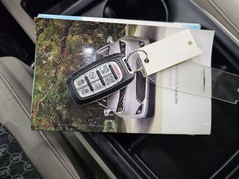 Used 2017 Chrysler Pacifica Touring-L FWD image 24