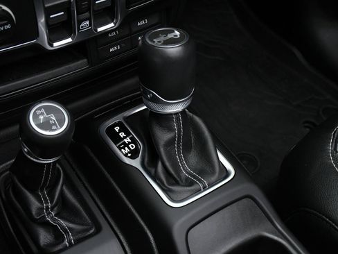 Used 2018 Jeep Wrangler Unlimited Sahara AWD/4WD image 28