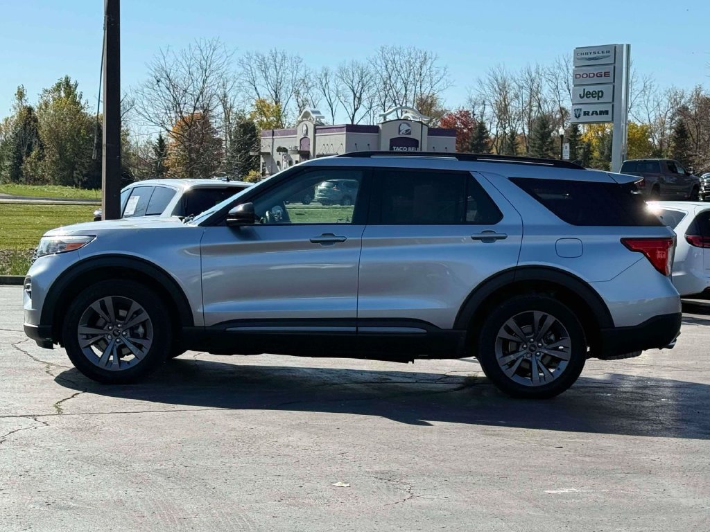 Used 2024 Ford Explorer XLT w/ Equipment Group 202A AWD/4WD image 8