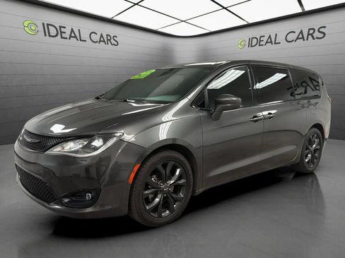 Used 2020 Chrysler Pacifica Touring w/ S Appearance Package FWD image 1