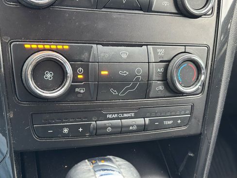 Used 2019 Ford Explorer XLT image 6