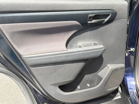 Used 2025 Toyota Highlander LE image 28