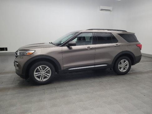 Used 2021 Ford Explorer XLT w/ Equipment Group 202A AWD/4WD image 2