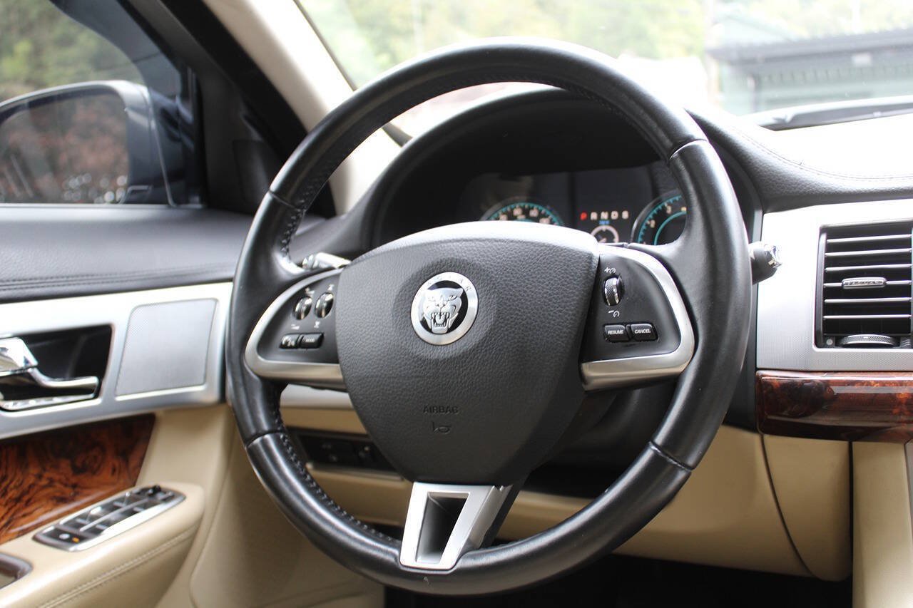 Used 2012 Jaguar XF RWD image 21