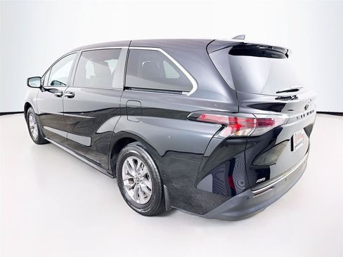Used 2023 Toyota Sienna XLE AWD/4WD image 10