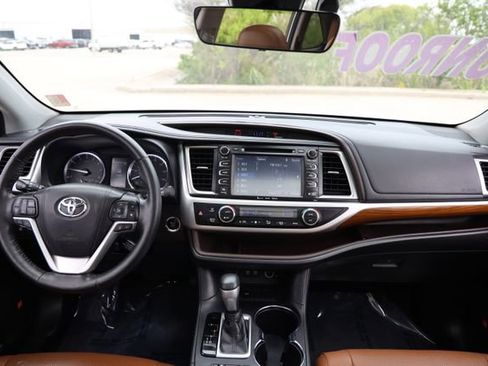 Used 2018 Toyota Highlander Limited Platinum FWD image 11