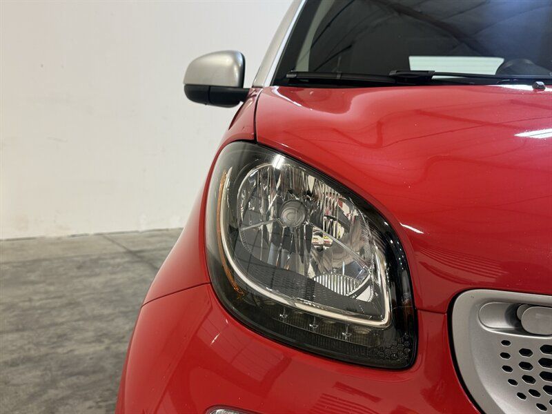 Used 2017 smart fortwo passion RWD image 13