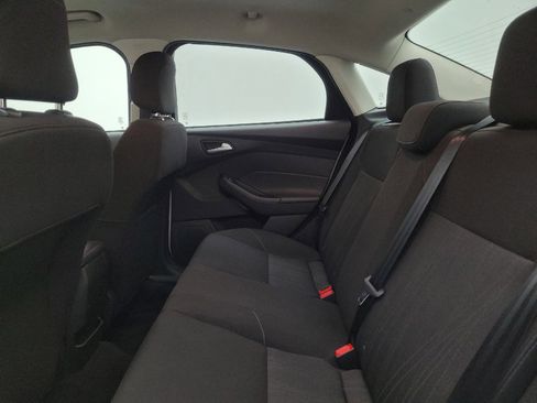 Used 2018 Ford Focus SE w/ SE Appearance Package FWD image 18