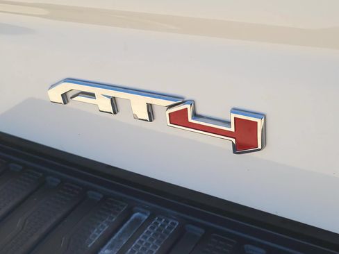 Used 2022 GMC Sierra 1500 AT4 w/ AT4 Premium Package AWD/4WD image 4
