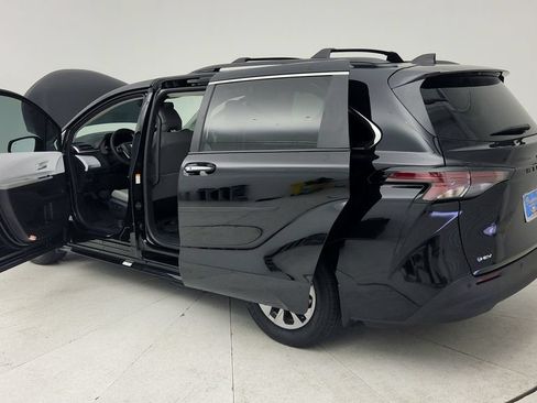 Used 2026 Toyota Sienna XLE FWD image 12