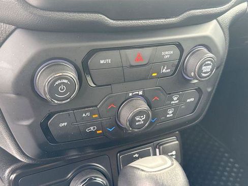 Used 2023 Jeep Renegade Latitude AWD/4WD image 17