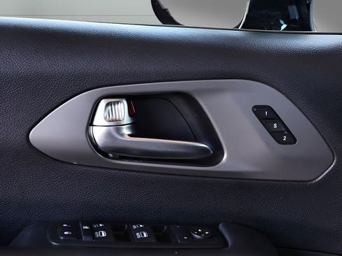 Used 2025 Chrysler Pacifica Select FWD image 40