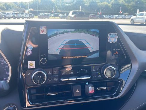 Used 2023 Toyota Highlander XLE FWD image 11
