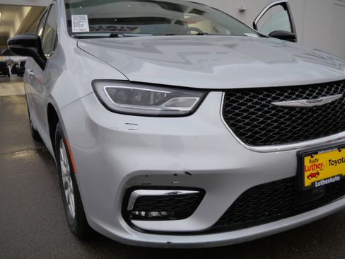 Used 2024 Chrysler Pacifica Touring-L image 16