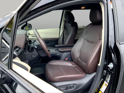 Certified 2024 Toyota Sienna Platinum FWD image 7