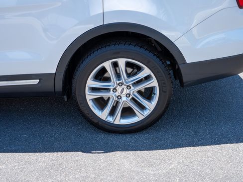 Used 2017 Ford Explorer XLT w/ Equipment Group 202A FWD image 11