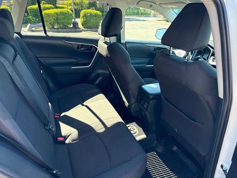 Used 2019 Toyota RAV4 LE w/ Carpet Mat Package AWD/4WD image 25