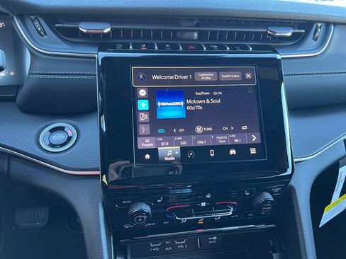 New 2025 Jeep Grand Cherokee 4WD image 17
