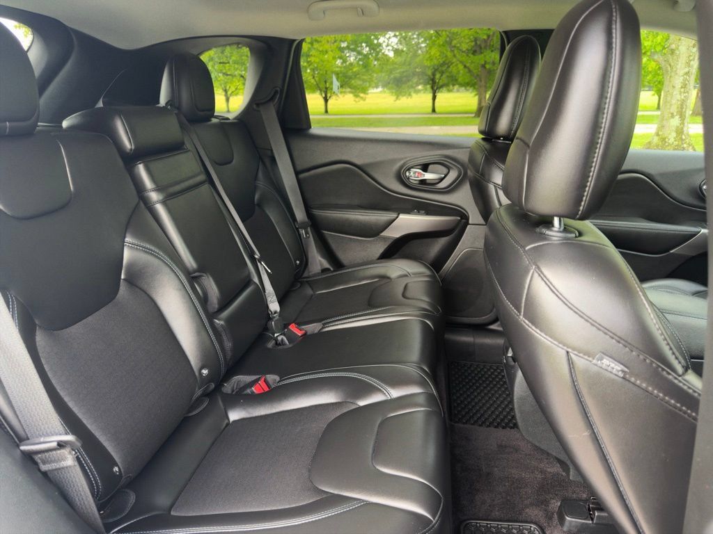 Used 2019 Jeep Cherokee Latitude Plus w/ Cold Weather Group AWD/4WD image 32