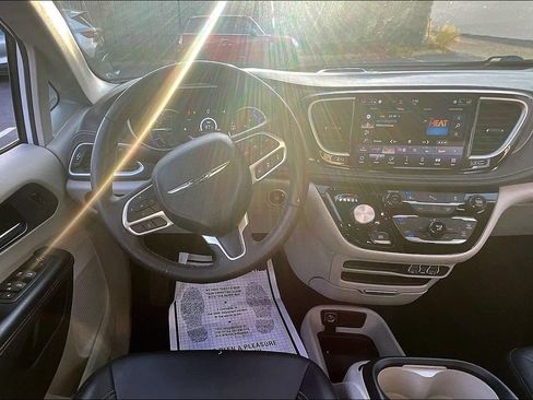 Used 2024 Chrysler Pacifica Limited FWD image 8