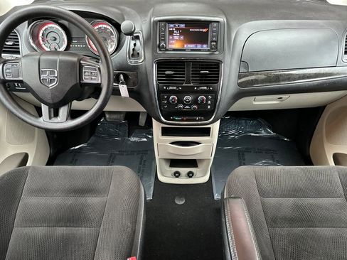 Used 2019 Dodge Grand Caravan SE w/ UConnect Hands-Free Group image 3
