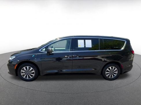 Used 2023 Chrysler Pacifica Touring-L FWD image 9