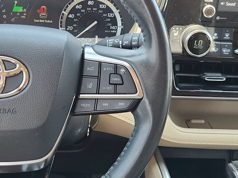 Used 2021 Toyota Highlander XLE FWD image 29