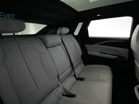 Used 2024 Cadillac Lyriq Luxury RWD image 5