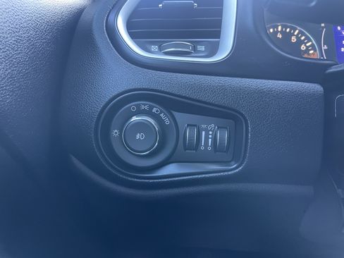 Used 2018 Jeep Renegade Latitude w/ Safety & Security Group image 21