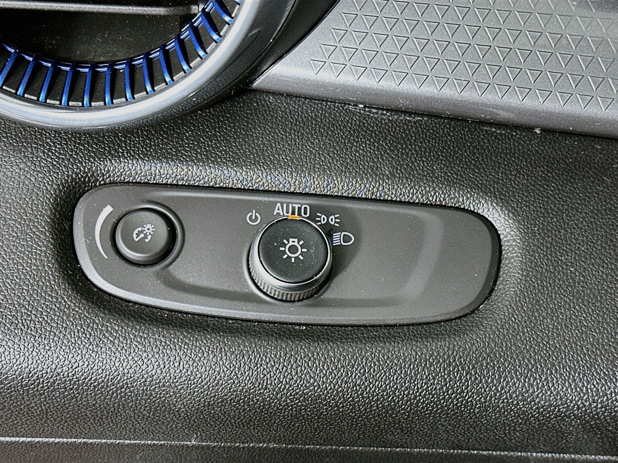 Used 2025 Chevrolet Trax LT FWD image 17