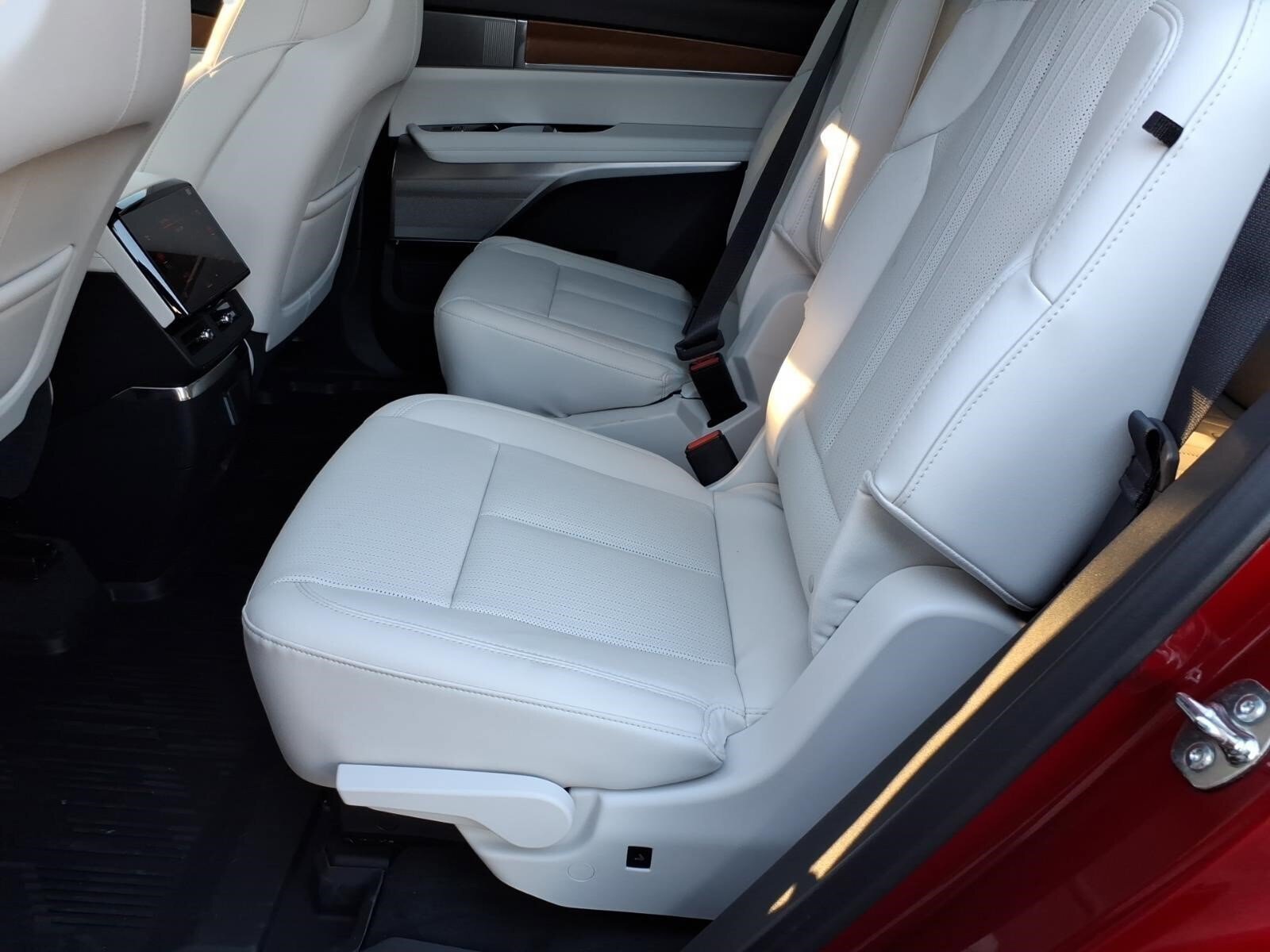 New 2027 Cadillac Vistiq Sport w/ LPO, Floor Liner Package AWD/4WD image 12