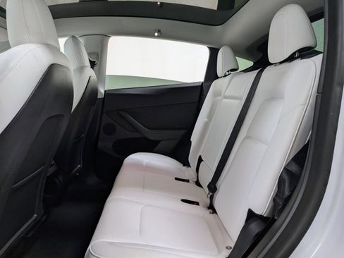 Used 2022 Tesla Model Y Long Range image 18