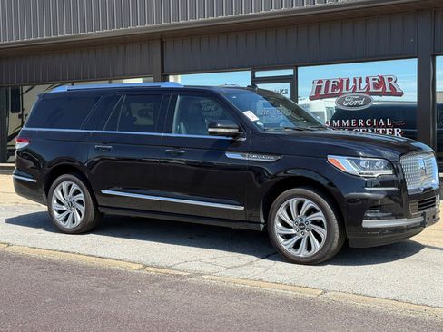 Used 2024 Lincoln Navigator L 4WD image 3