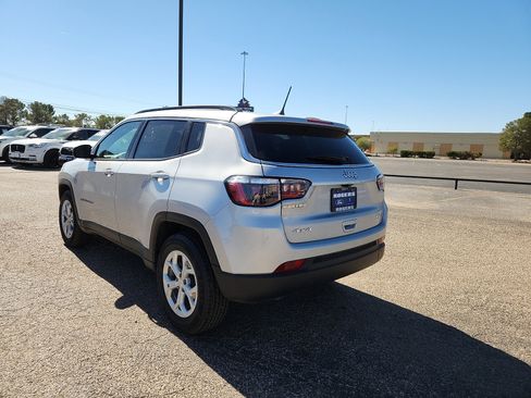 Used 2024 Jeep Compass Latitude image 5