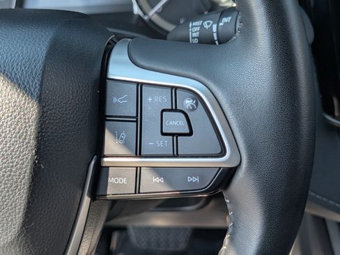 Used 2025 Toyota Highlander LE AWD/4WD image 24