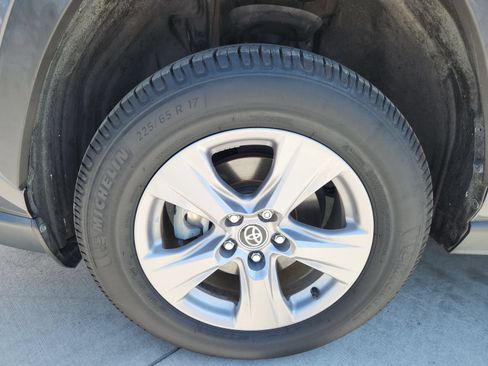 Used 2022 Toyota RAV4 LE AWD/4WD image 18