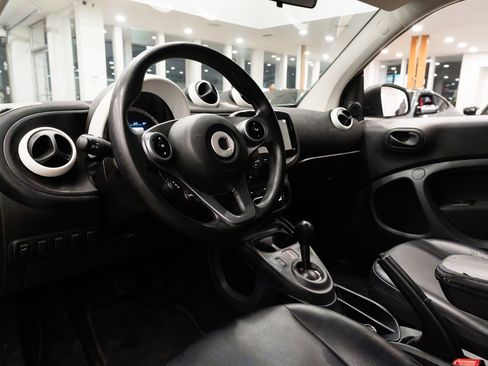 Used 2017 smart fortwo pure image 8