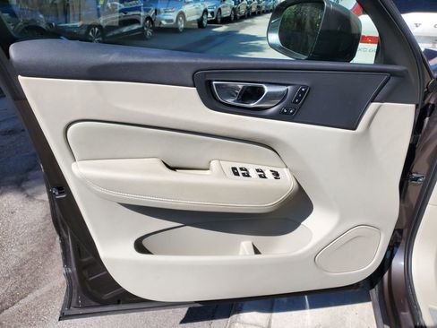 Certified 2022 Volvo XC60 B5 Momentum image 15