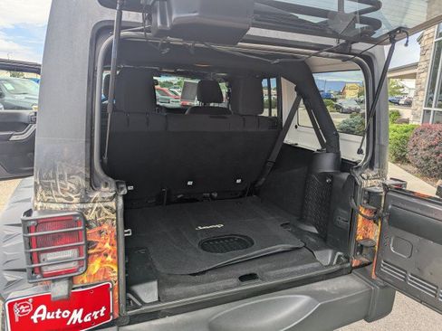 Used 2017 Jeep Wrangler Unlimited Rubicon w/ Connectivity Group AWD/4WD image 28