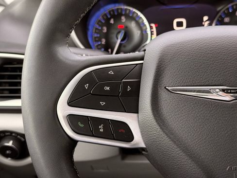 Used 2023 Chrysler Pacifica Touring-L FWD image 36