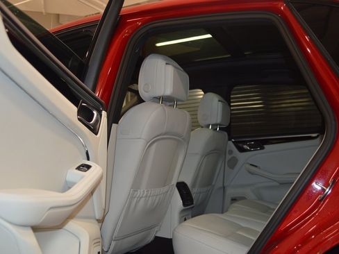 Certified 2025 Porsche Macan image 33