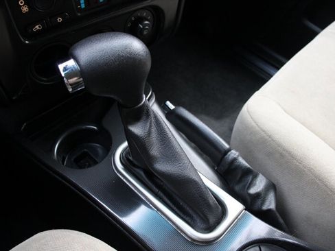 Used 2005 GMC Envoy SLE image 8