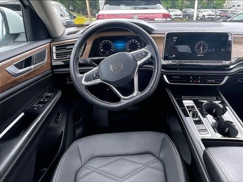 Used 2024 Volkswagen Atlas SE w/ Panoramic Sunroof Package AWD/4WD image 18