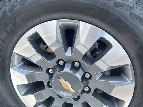 Used 2022 Chevrolet Silverado 2500 Custom w/ Custom Value Package AWD/4WD image 10