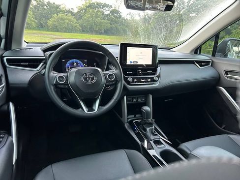 Used 2025 Toyota Corolla Cross XLE w/ Convenience Package FWD image 13